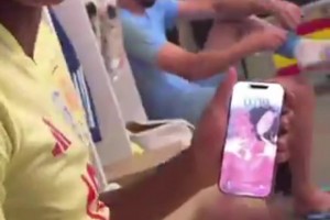 热恋期💞亚马尔在更衣室向队友展示自己的手机壁纸