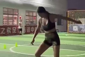 张曼源这素颜看起来真不错~此前踢球时练得浑身是汗啊😋