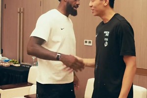 崔永熙在詹姆斯中国行现场请求老詹再打5年！老詹婉拒：No🤣