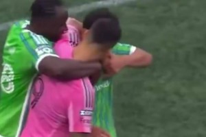 毫不讲理！名场面：C罗任意球击穿库尔图瓦，卡西一脸不可思议！