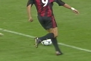 值得回味！B费抓住对方失误，接近半场的吊射破门