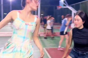 感觉现在打野球的女生强度比NBA还大啊🤔🤔🤔