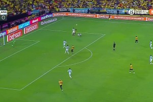 阿根廷0-1落后！塔利亚菲科半场补时阶段送点，瓦伦西亚点射破门