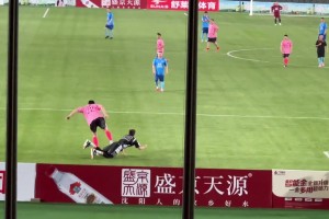 郭艾伦和李晓旭参加本山传媒的足球名人赛 赛场上“干起来”了~
