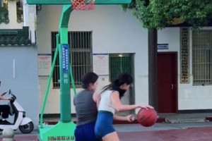 虽然有带球撞人的嫌疑，但不得不说小姐姐的背打有点东西🤔🤔