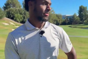 追随父亲的脚步！布朗尼休赛期也开始苦练高尔夫球了🏌🏽