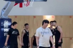 宝刀未老啊！山东主帅邱彪指导训练间隙连续投中三分~