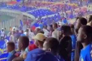 疯啦！塞内加尔惨遭让二追三，球迷现场拆掉椅子砸进场内报复🫣