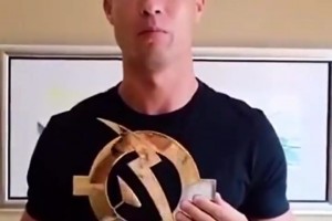 被葡超评为历史最佳球员！C罗手捧奖杯录制视频回应