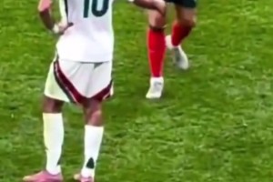 索博：家人们谁懂啊？偶像主动过来和我握手🙊