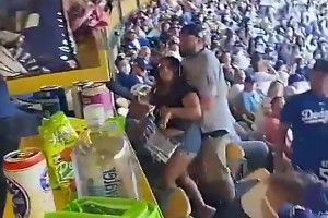 偷偷摸摸！看台上女球迷干架，旁边男子竟然偷袭下女球迷🫠