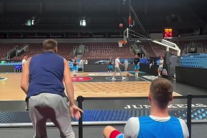 东契奇超远坐投‼️这核心力量强到可怕😱