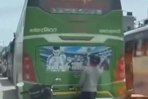 梅西铁粉！球迷在堵车时擦拭前车的梅西海报😁