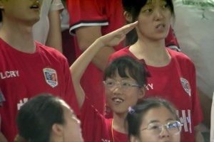 人民有信仰 ！苏超比赛奏国歌时，一名小女孩行少先队队礼