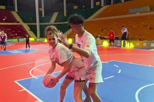 俄罗斯小姐姐爱莎单挑中国小伙 这背打是真的上强度啊🤣🤣