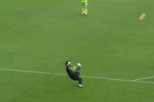 一招致命‌！阿利森超远精准长传，萨拉赫停球戏耍门将破门！