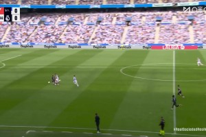 真就速度生吃！对手传球失误，姆巴佩半场启动抢断奔袭破门