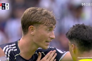 黑哨？赫伊森拉倒反击的对手被直红罚下，阿隆索抗议染黄