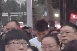 在东北，你就是孙铭徽，你也得排队接孩子放学😂