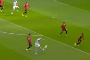 丁丁：准备吃饼了！曼市德比上经典的布丁连线