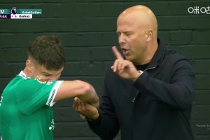 38分钟就被换下！斯洛特在场边向科尔克兹解释