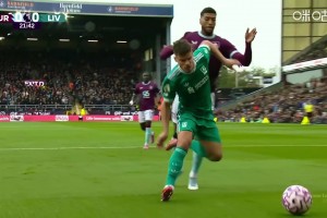 假摔真假😂！科尔克兹禁区内倒地，裁判果断吹罚假摔黄牌警告