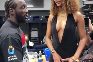 深V连体装！WNBA球星安吉尔-里斯后台探望拳手，这穿着真大胆😍