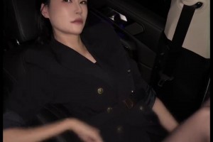 太诱惑了！许诺穿着黑丝躺在车里：我可以成为你的最佳男主角吗？