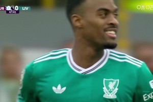 赫拉芬贝赫凌空射门极具威胁，可惜皮球稍稍高出球门