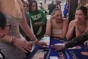 小宝好美！😍身穿吊带裙的李月汝化身荷官在线发牌