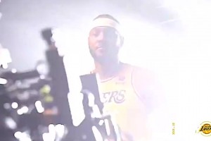 21-22赛季湖人媒体日星光熠熠，那年赛季初以为湖人冠军稳了