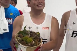 这个乌龙球差点就进了！连球筐都在拒绝~