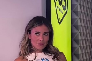 卡里乌斯老婆这眼神里饱满深情，怎么看起来还像个娇羞小女孩😍