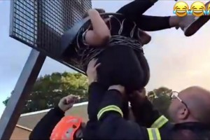 感觉救援大叔脸都红了！国外女网红人卡在篮筐内，屁股朝外🙈