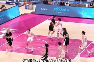 脑子短路了？河北女篮一球员接球后竟投向自家篮筐，看懵球迷😳