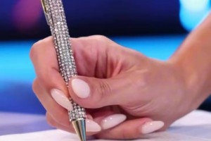 气质出众！欧冠女主持身着黑色小礼服，这就是欧洲贵妇的感觉嘛！