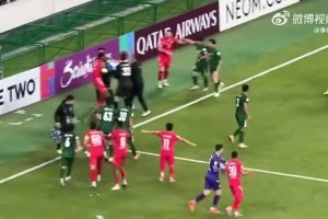 打起来了！国安河内爆发激烈冲突，观众朝场内扔水瓶