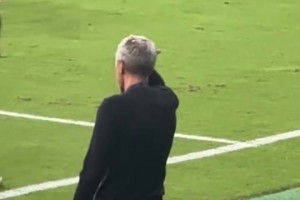 误伤主帅！恩加德乌解围击穿替补席顶棚，塞蒂恩捂头疑似见血😓