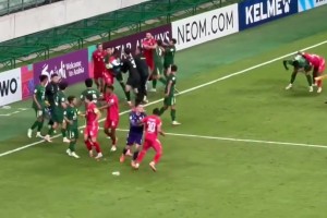 国安球员场边拳击战！国安球迷怒骂：CNM！