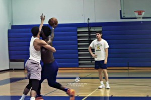 国安球迷扔水瓶精确命中河内球员，后者暴怒踢广告牌😡