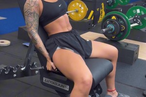 李添荣未婚妻健身房埋头苦练！腹肌和大花臂都很显眼啊😂