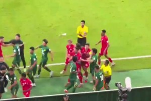 球迷：这比比赛好看多了！近距离看看国安河内球员热血格斗战😂