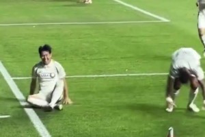 孙兴慜戴帽太激动了，直接地上滚了一圈😂