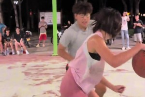 这弟弟打个球这么亢奋！