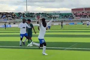 蒙超特色！黑人“外援”爆射破门后连续空翻庆祝😱