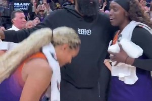 登哥开心得嘞！哈登看完女篮比赛，和两位女篮球员分别拥抱！