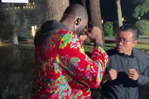 静雨疯狂“挑衅”追梦格林摆好了拳击姿势 结果认怂送上果篮😂