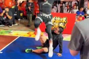 追梦格林连线徐静雨！结果鲸鱼被郭艾伦无情封盖+跨栏戏耍🤡