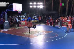 太有节目效果了！徐静雨上篮遭郭艾伦血帽，还被郭艾伦从身上跃过🤣