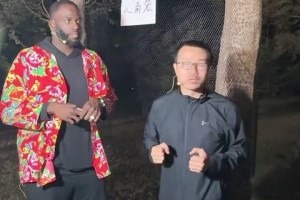 效果拉满！徐静雨在场上换杜兰特雷霆球衣，追梦一旁鼓掌大笑